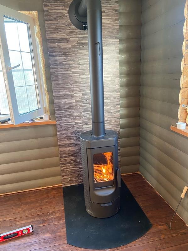  Печь камин Tara, пристенная установка, дымоход КПД черный через стену, огнезащита стены плита Flamma декор, лист под печь