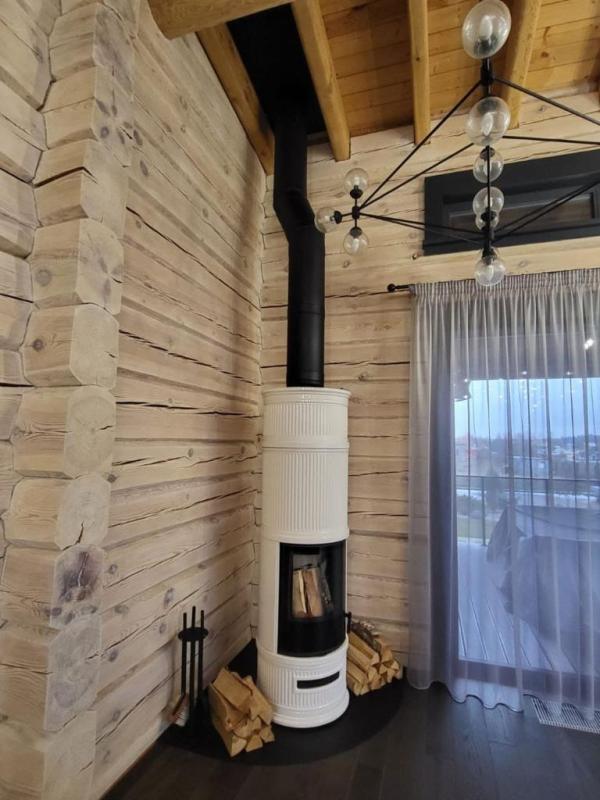 Печь-камин Piazzetta E929 C-H ,угловая установка. Дымоход КПД черный через кровлю ,со смещением, установлен лист под печь.