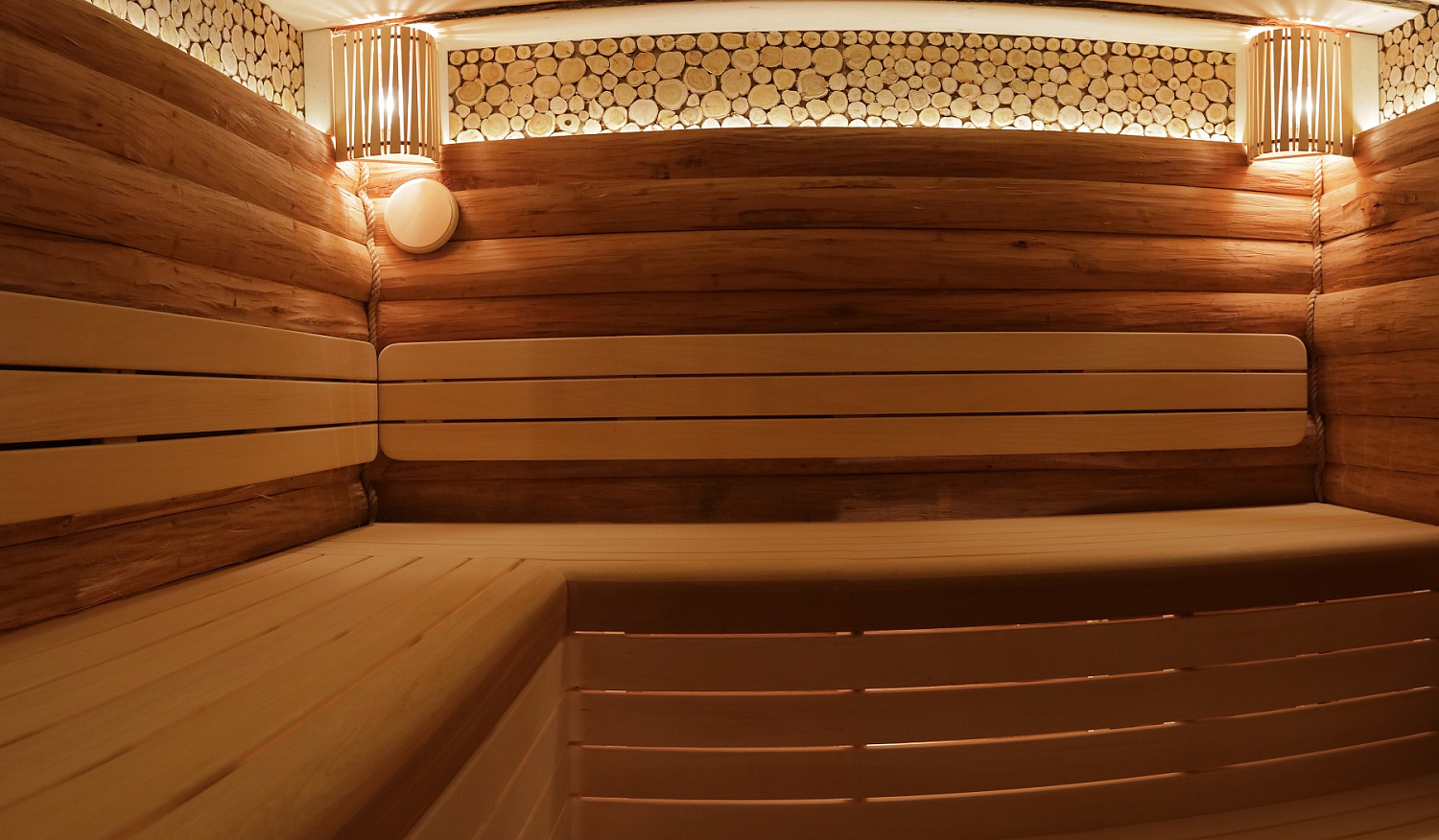 Парная с отделкой из горбыля с лыком, необрезной доски и срезами можжевельника